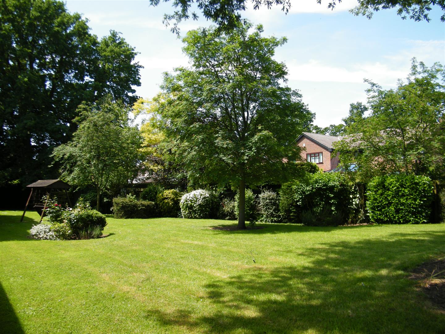 COMMUNAL GROUNDS